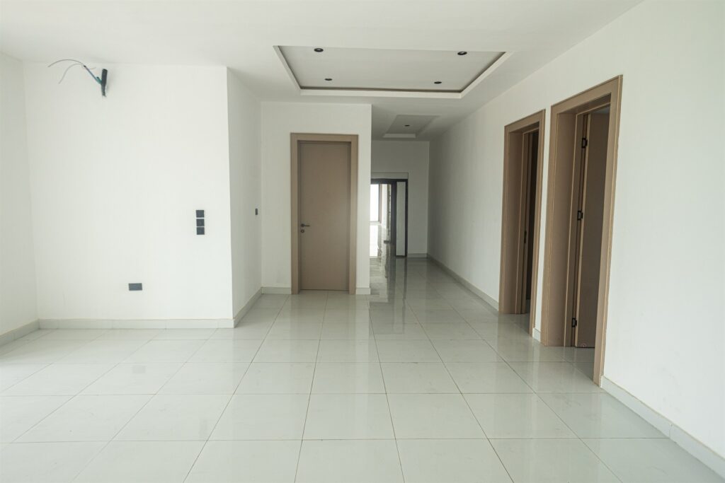 Brum Height 4: Living space with a recessed ceiling and adjoining doorways